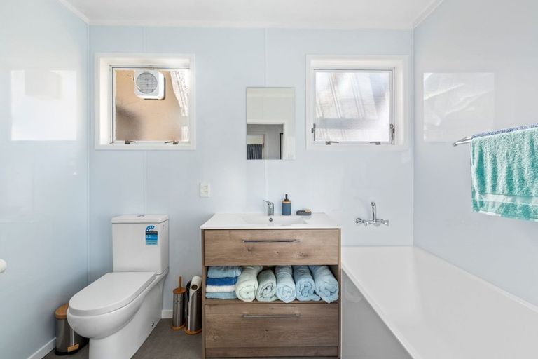 Photo of property in 105 Awanui Street, Merrilands, New Plymouth, 4312