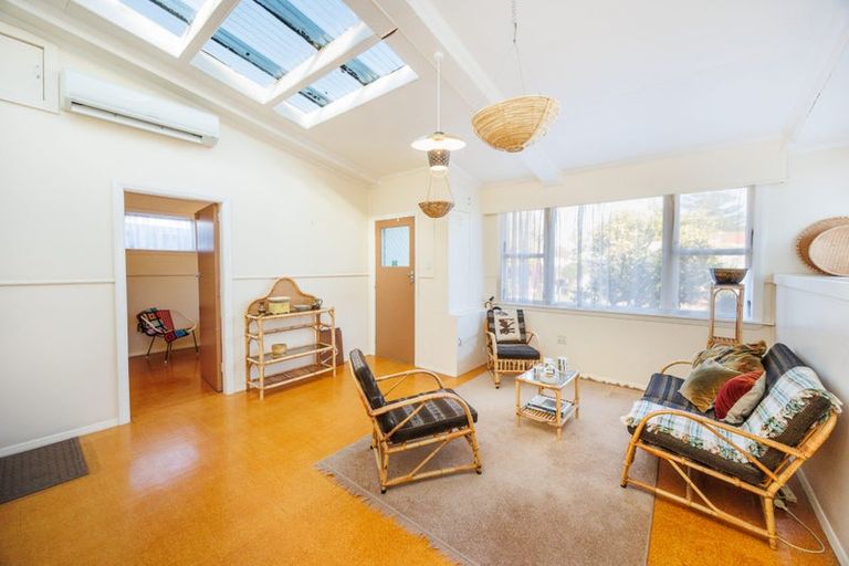 Photo of property in 18 Milverton Avenue, Hokowhitu, Palmerston North, 4410