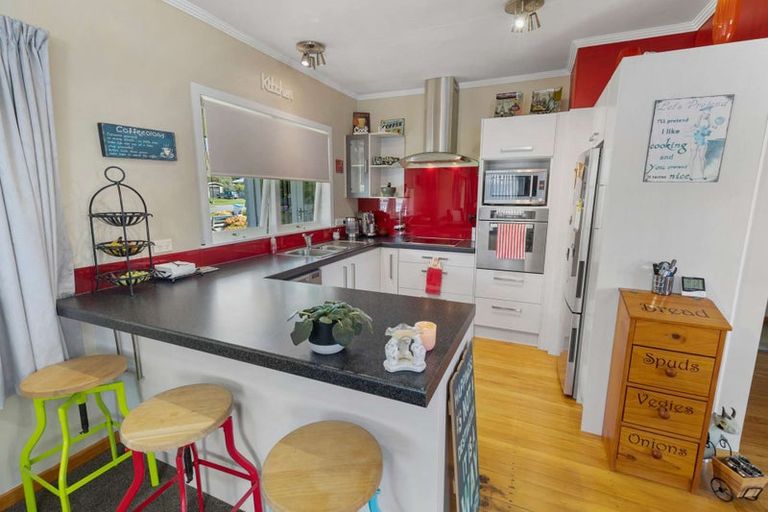 Photo of property in 16 Ongo Road, Hunterville, 4730