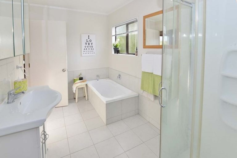 Photo of property in 11 Thalia Place, Totara Vale, Auckland, 0629