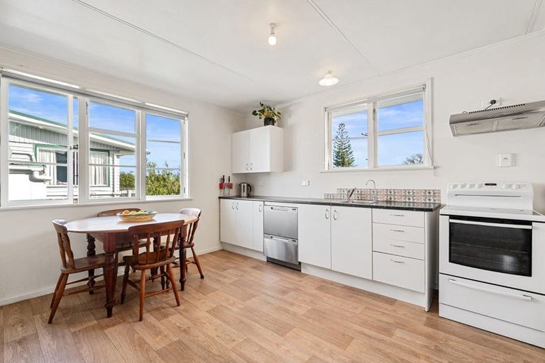 Photo of property in 2/11 Parakai Avenue, Parakai, 0830