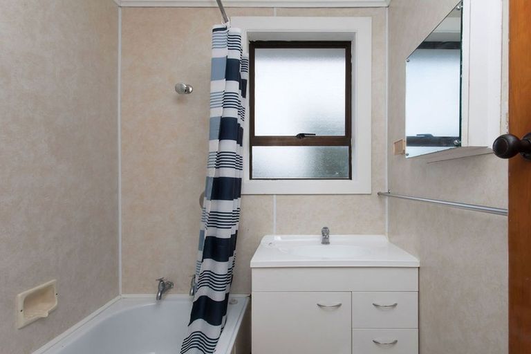 Photo of property in 19 Avro Crescent, Hornby, Christchurch, 8042