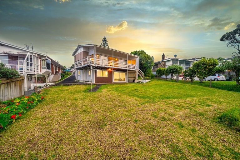 Photo of property in 105 Bradbury Road, Botany Downs, Auckland, 2010