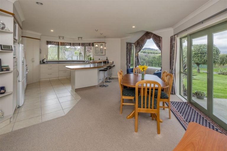 Photo of property in 28 Waipuna Grove, Levin, 5571