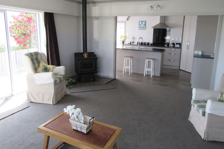 Photo of property in 30 Timaru Road, Waimate, 7924
