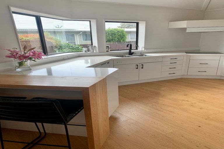 Photo of property in 1/70 Ocean View Road, Northcote, Auckland, 0627