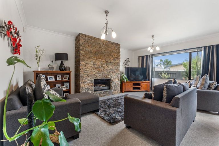 Photo of property in 5 Crabapple Close, Milson, Palmerston North, 4414