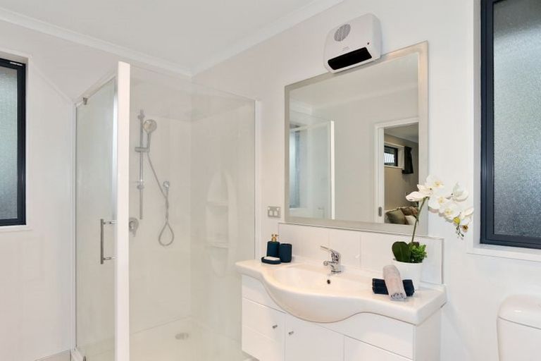 Photo of property in 6 Te Pihopa Way, Aidanfield, Christchurch, 8025