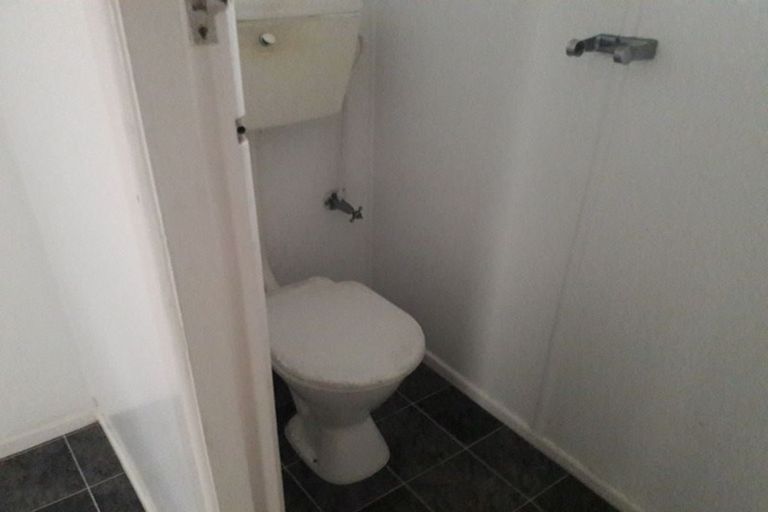 Photo of property in 1/6 Woodall Place, Totara Vale, Auckland, 0627