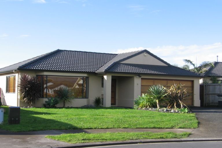 Photo of property in 13 Newry Close, East Tamaki Heights, Auckland, 2016