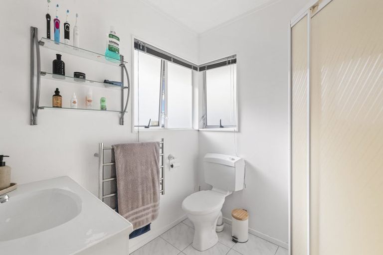 Photo of property in 35 Rifleman Rise, Unsworth Heights, Auckland, 0632