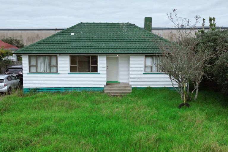 Photo of property in 72 Kelman Road, Kelston, Auckland, 0602