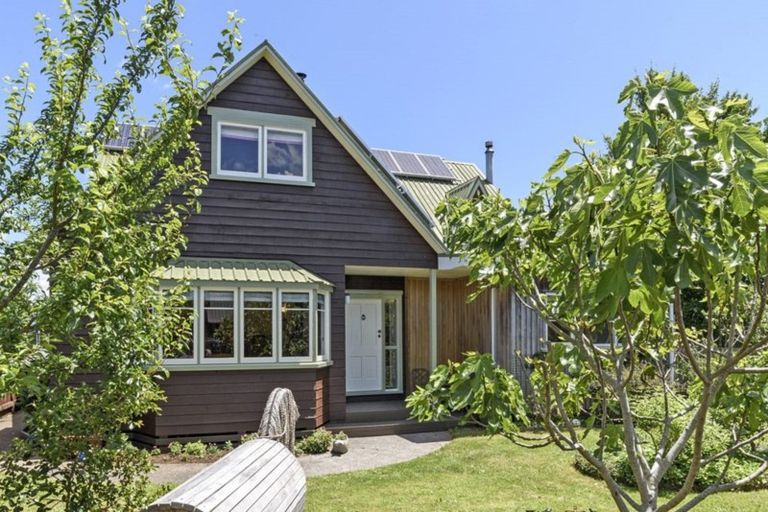 Photo of property in 4 Smith Road, Merrilands, New Plymouth, 4312