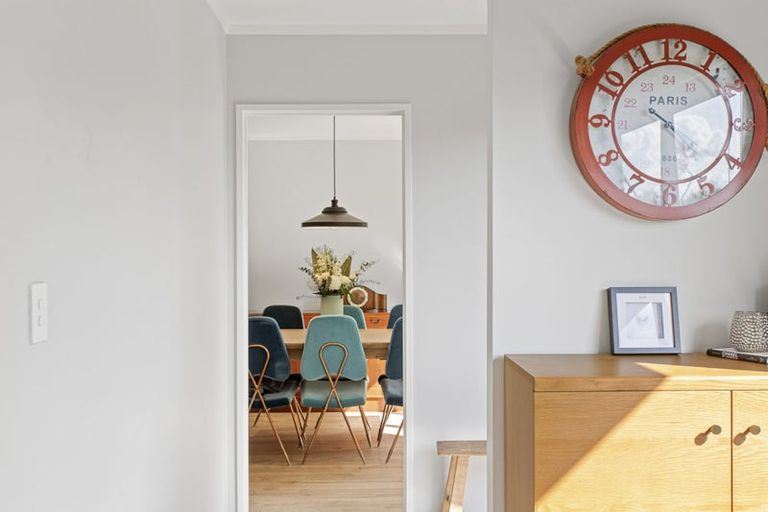 Photo of property in 13a Avonleigh Road, Green Bay, Auckland, 0604