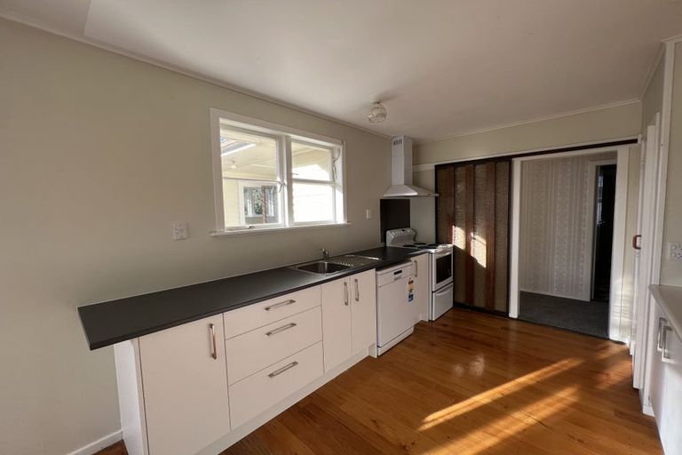 Photo of property in 9 Maunder Place, New Lynn, Auckland, 0600
