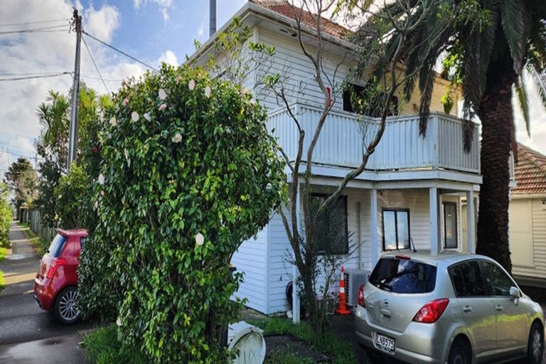 Photo of property in 6 Beaubank Road, Kelston, Auckland, 0602