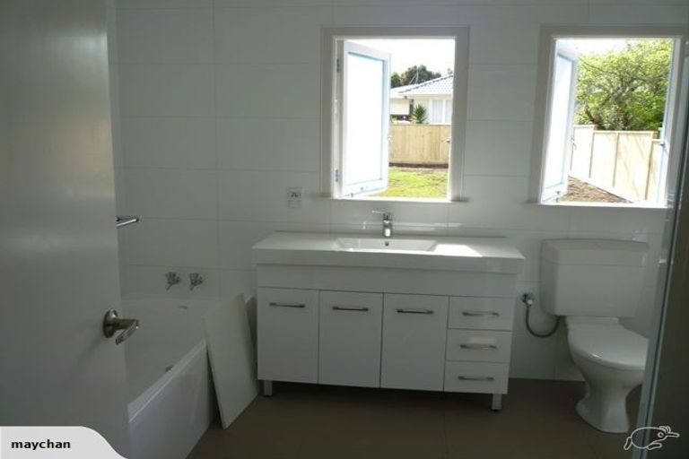 Photo of property in 111 Ennis Avenue, Pakuranga Heights, Auckland, 2010