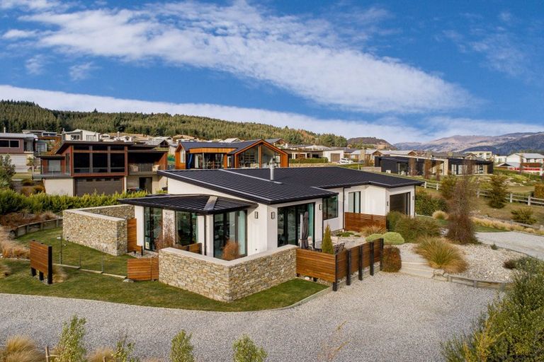 Photo of property in 5 Valley Crescent, Wanaka, 9305