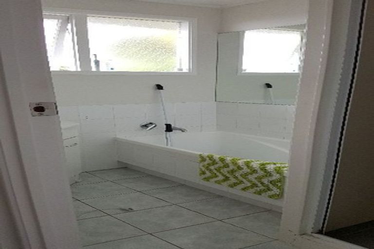 Photo of property in 1/36 Knightsbridge Drive, Forrest Hill, Auckland, 0620