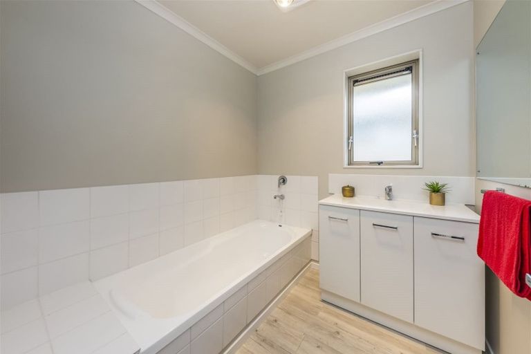 Photo of property in 20a Waterview Road West, Takanini, 2112