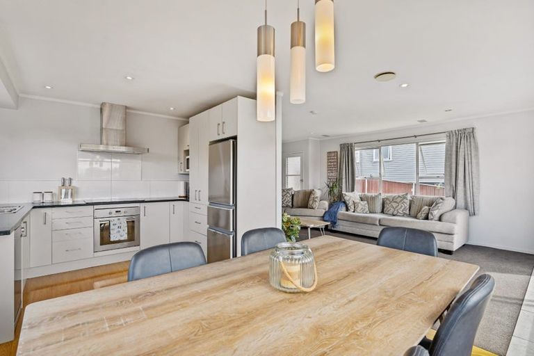 Photo of property in 16 Arlette Place, Massey, Auckland, 0614