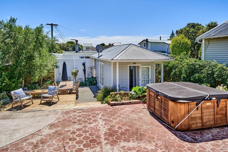 Photo of property in 386 Muritai Road, Eastbourne, Lower Hutt, 5013