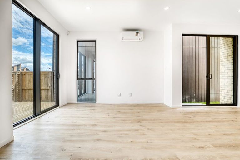 Photo of property in 10 Papai Lane, Massey, Auckland, 0614