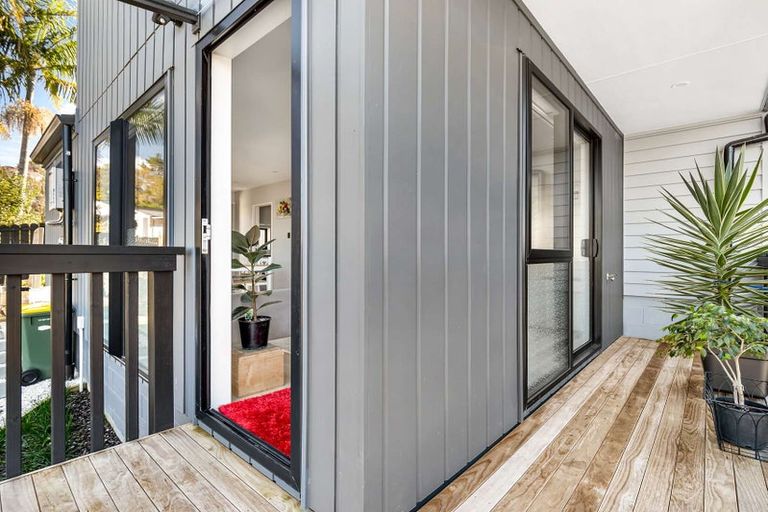 Photo of property in 1b Tacitus Place, Totara Vale, Auckland, 0629