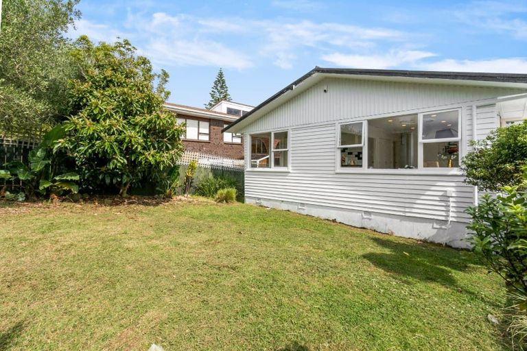 Photo of property in 2/4202a Great North Road, Glendene, Auckland, 0602