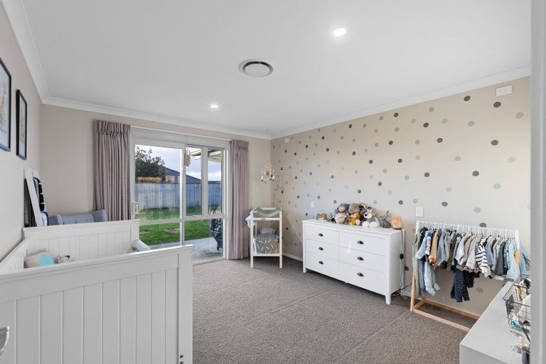 Photo of property in 4 Cyprus Place, Fitzherbert, Palmerston North, 4410