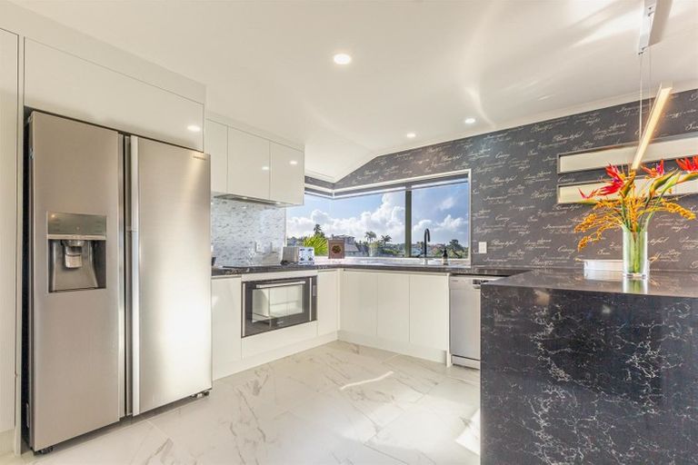 Photo of property in 6 Hogarth Rise, West Harbour, Auckland, 0618