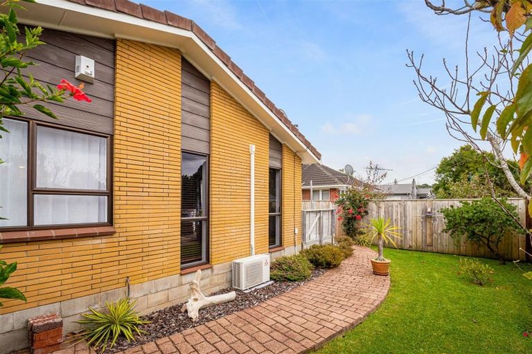 Photo of property in 1/10 Hillcrest Avenue, Hillcrest, Auckland, 0627