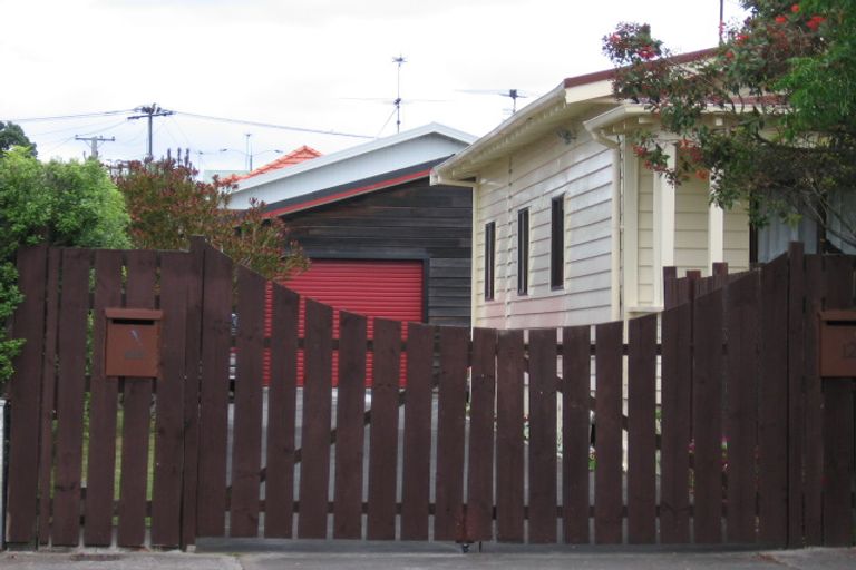 Photo of property in 12 Walmer Road, Point Chevalier, Auckland, 1022