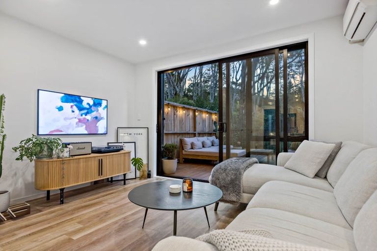 Photo of property in 33 Tokai Place, Glen Eden, 0602