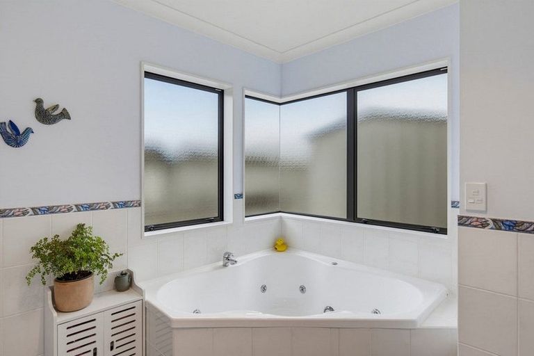 Photo of property in 166 Milne Drive, Paraparaumu, 5032