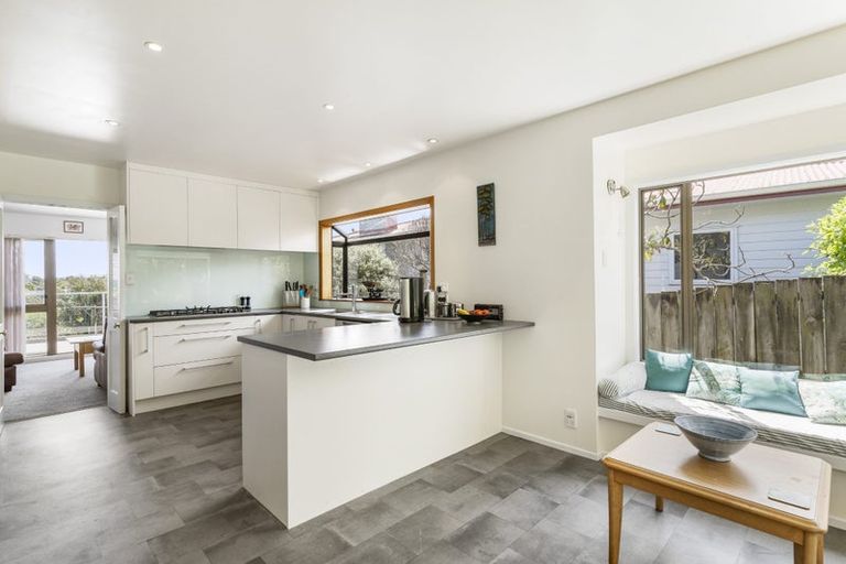 Photo of property in 8 Webb Place, Forrest Hill, Auckland, 0620