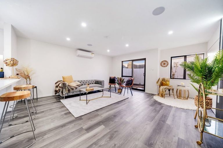 Photo of property in 2/7 Gambare Place, Wattle Downs, Auckland, 2103