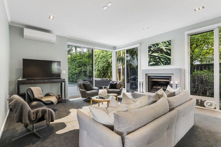 Photo of property in 20 Marine Parade, Mellons Bay, Auckland, 2014