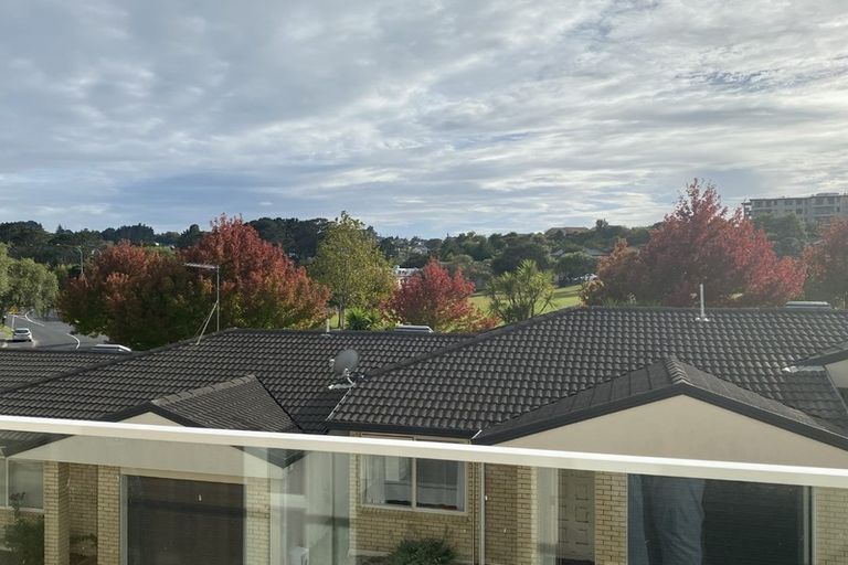 Photo of property in 4/14 Fields Parade, Oteha, Auckland, 0632