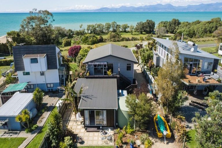 Photo of property in 10 Cliff Road, Tasman, Upper Moutere, 7173