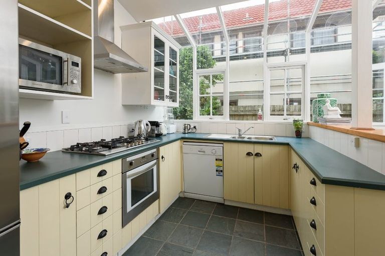 Photo of property in 132 Tinakori Road, Thorndon, Wellington, 6011