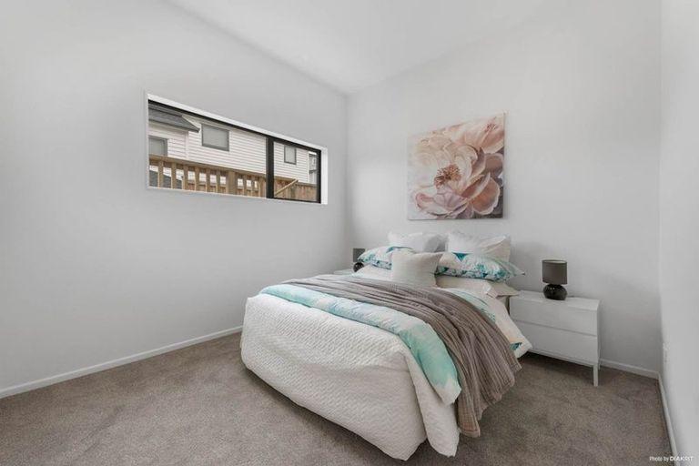 Photo of property in 10 Celestial Crescent, Orewa, 0931