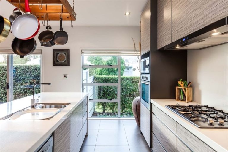 Photo of property in 16 Canyon Drive, Oteha, Auckland, 0632