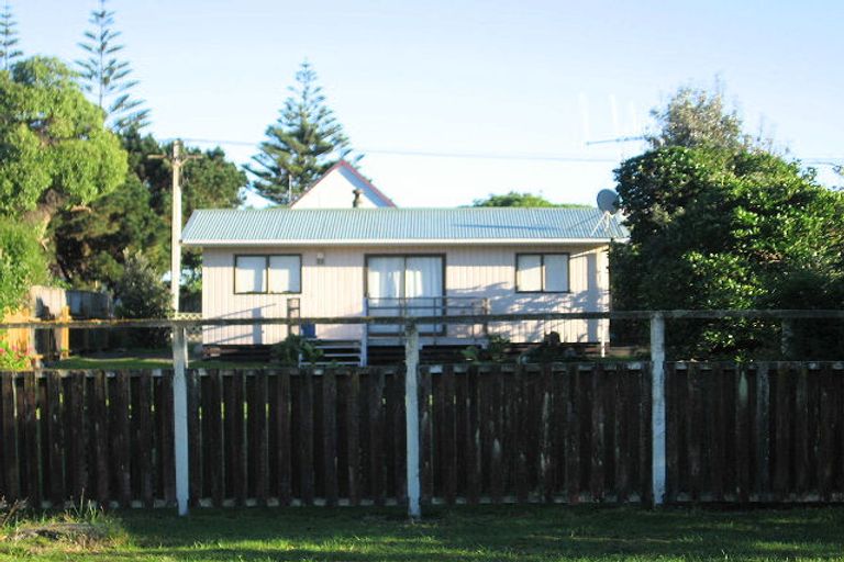 Photo of property in 11 The Avenue, Otaki Beach, Otaki, 5512