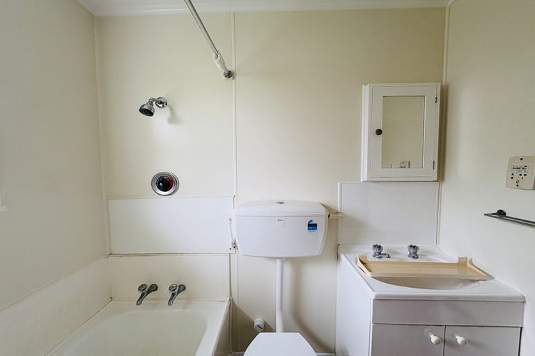 Photo of property in 80a Wikiriwhi Crescent, Awapuni, Palmerston North, 4412