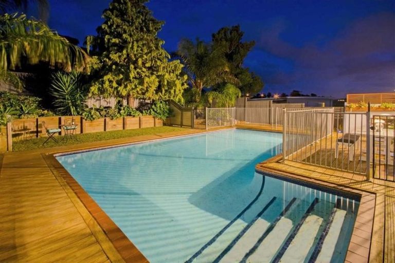 Photo of property in 9 Christensen Place, Forrest Hill, Auckland, 0620