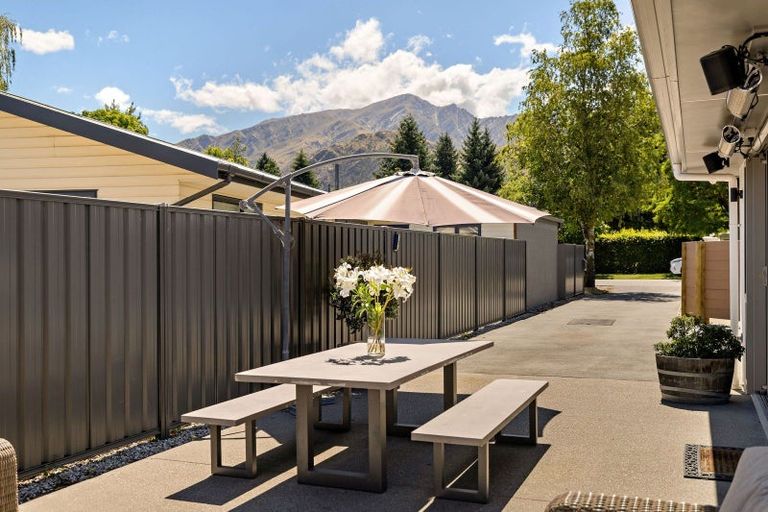 Photo of property in 2 Preston Drive, Arrowtown, 9302