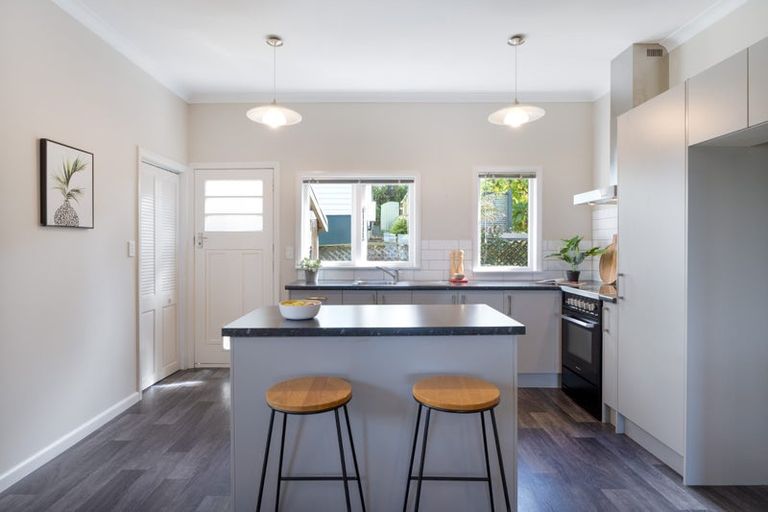 Photo of property in 34 Poto Road, Normandale, Lower Hutt, 5010