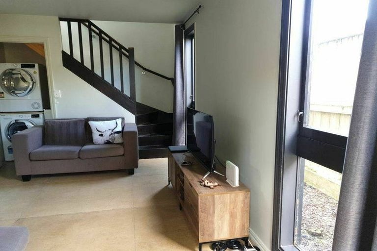 Photo of property in 21 Normanton Street, Glenfield, Auckland, 0629