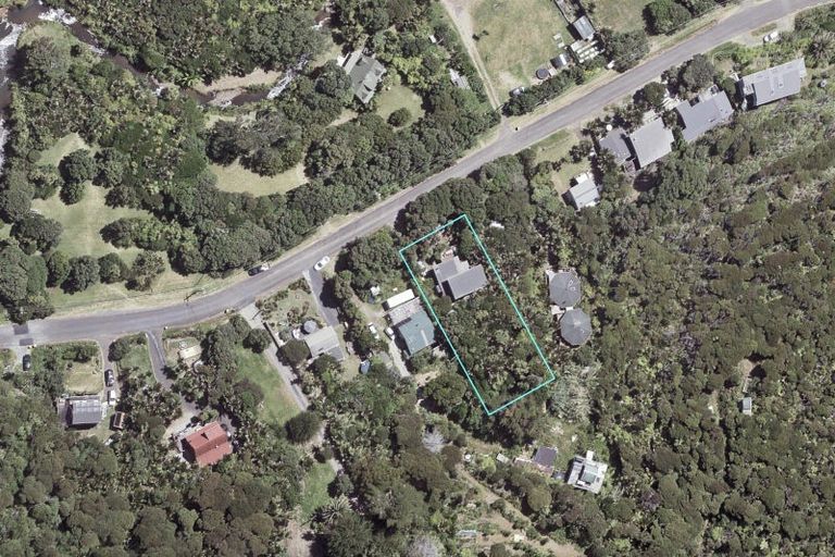 Photo of property in 33 Glenesk Road, Piha, New Lynn, 0772